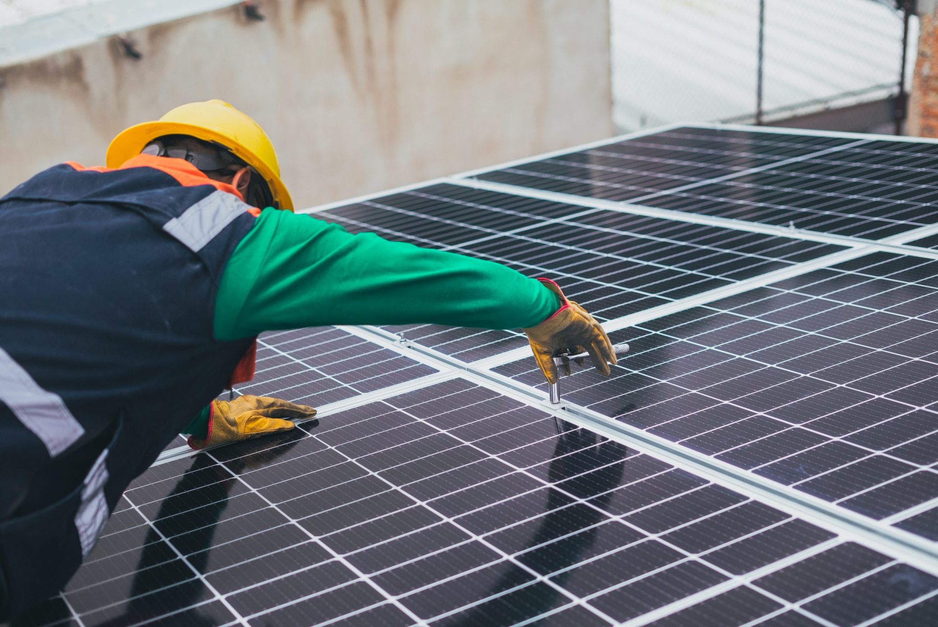 Mitarbeiter beim Anbau der Solarpanels